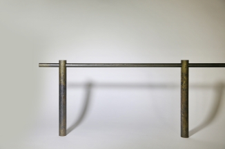 Garderobe aus Vollmaterial mit Messing Abrieb