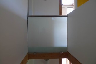 Absturzsicherung aus satiniertem Glas und Edelstahl