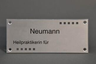 Muster Schild aus Aluminium, gefrässt und in den Tiefen lackiert