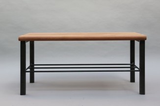 Bank aus Stahl mit Sitzfläche aus Holz