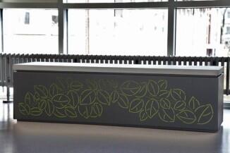 Bänke aus gelasertem Stahl und Beton für die Brinker Schule in Langenhagen