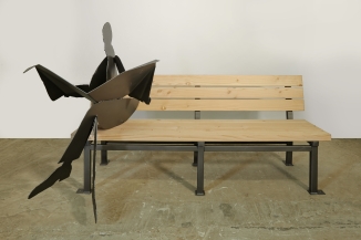 Bank mit einem Zeitungsleser aus Stahl plasmagetrennt