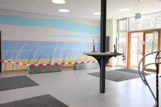 Bank aus Stahl und Tisch aus Stahl und Beton