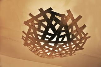 Leuchte aus vergoldeten Blechstreifen