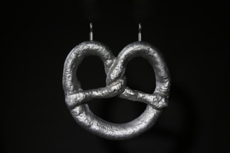 Brezel aus Aluminium für die Brezelgasse