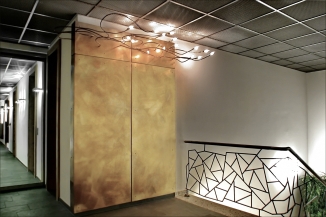 Wand aus Tombakblech mit Leuchten