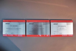 Develop Award aus farbig hinterlegtem Plexiglas und Edelstahl