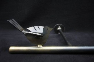 Garderobe mit einem gelasertem Vogel, Stahl mit Messingabrieb