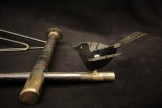 Rustikale Stahlgarderobe mit Vogel