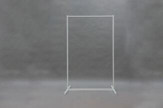 geschraubte Garderobe mit weißer Pulverbeschichtung