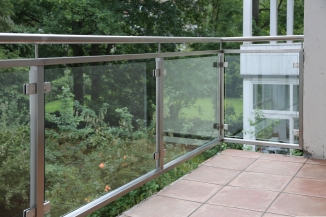 Edelstahlgeländer mit Glasfüllung und Blumenkastenhalter