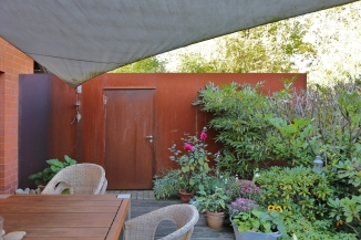 Gerätehaus aus rostigem Stahl