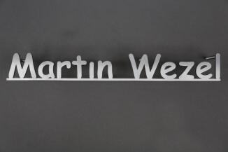 Schrift für ein Grabmal aus gelasertem Edelstahl