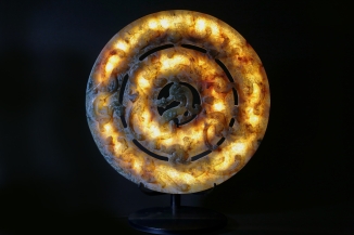 LED hinterleuchteter Ständer für eine antike Bi-Scheibe aus Jade