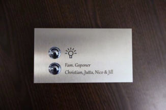 Astrein! Klingelschild aus 3 mm Edelstahl. Die Schrift ist anlassbeschriftet.