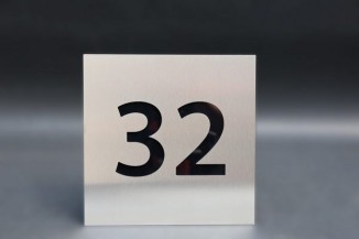Edelstahl Hausnummer mit Acrylglas hinterlegt