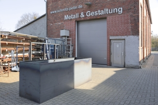 langes Hochbeet aus Corten Stahl