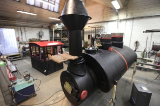 21.01.2010 das Lokhäusschen bekommt ein tolles rotes Dach