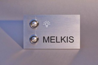 Klingelschild mit Taster und zusätzlichem Lichttaster aus Edelstahl