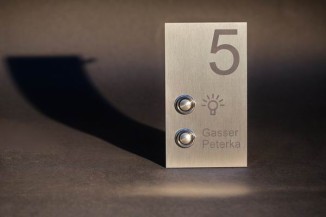 Alles auf einem Blick Hausnummer, Klingelknopf und Lichtschalter.