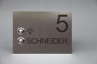 Klingelschild mit zusätzlichem Lichttaster und Hausnummer aus anlassbeschriftetem Edelstahl