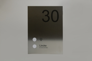 Klingelschild mit zusätzlichem Lichttaster und Hausnummer