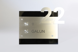 Klingelschild mit Hausnummer und einer Acrylglasblende