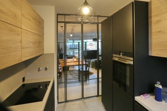 Lofttür mit 2 unterschiedlichen, feststehenden Seitenteilen