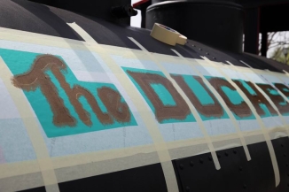 30.04.2010 Die Schablonen für den Schriftzugwerden aufgebracht