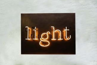 Neon Schriftzug auf einem Tombakblech