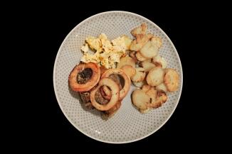 panierte Rotwurst mit karamelisierten Äpfeln