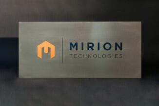 Firmenschild aus Edelstahl mit Logo und Namen