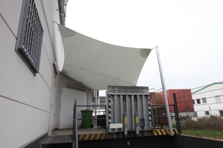 schönes Segel als Eingangsüberdachung