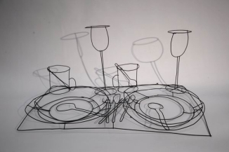 Stillleben, Teller mit Besteck und Gläsern