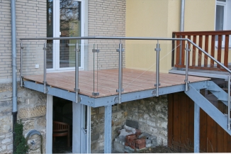Terrasse, Treppe und Geländer