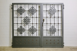 einfach traumhaft. Geschmiedetes Tor mit Bronzegriffen