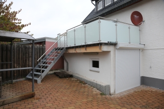 Treppe und Brüstungsgeländer mit satiniertem Glas
