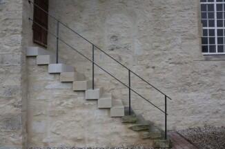 Traditionell gearbeitetes Treppengeländer aus lackiertem Stahl