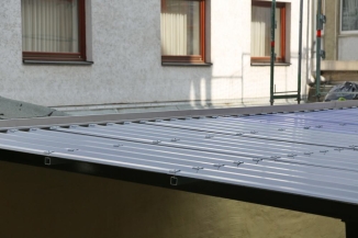 Trapezblech Dach für einen großen Kellereingang