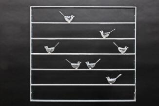 Fenstergitter mit einem kleinem Vogel Schwarm