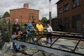 Letzte Arbeiten an einem Vordach, welches wir nächste Woche in Strasbourg aufbauen