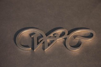 Einladender Schriftzug aus Edelstahl