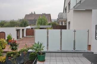 Windschutz und Sichtschutz aus Edelstahl mit Sicherheitsglas