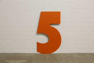 120 cm hohe Hausnummer aus 3 mm Edelstahl , orange lackiert