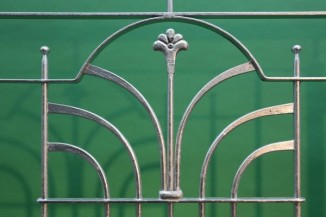 Franz. Balkongeländer mit geschmiedetem Ornament