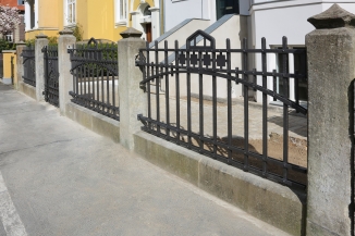 historische Zaun- und Toranlage