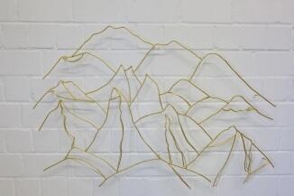 Relief einer Bergwelt aus 2 mm vergoldetem Stahldraht