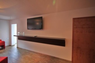 Wandhängender Stehtisch mit einer Bioethanol Feuerstelle