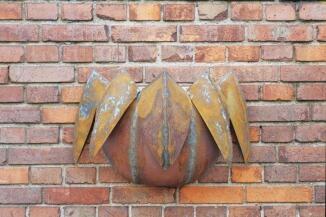 Wandhängendes, rostiges Gefäß