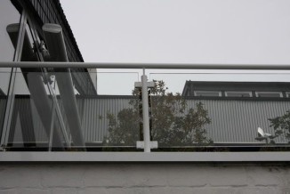 Mauerabdeckung und ein Balkongeländer weiß pulverbeschichtet